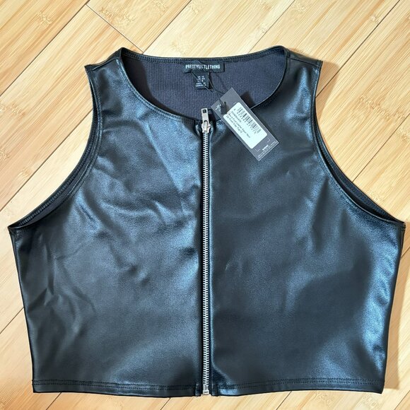 NWT PrettyLittleThing - Black Faux Leather Racer Neck Zip Front Crop Top - Picture 2 of 5